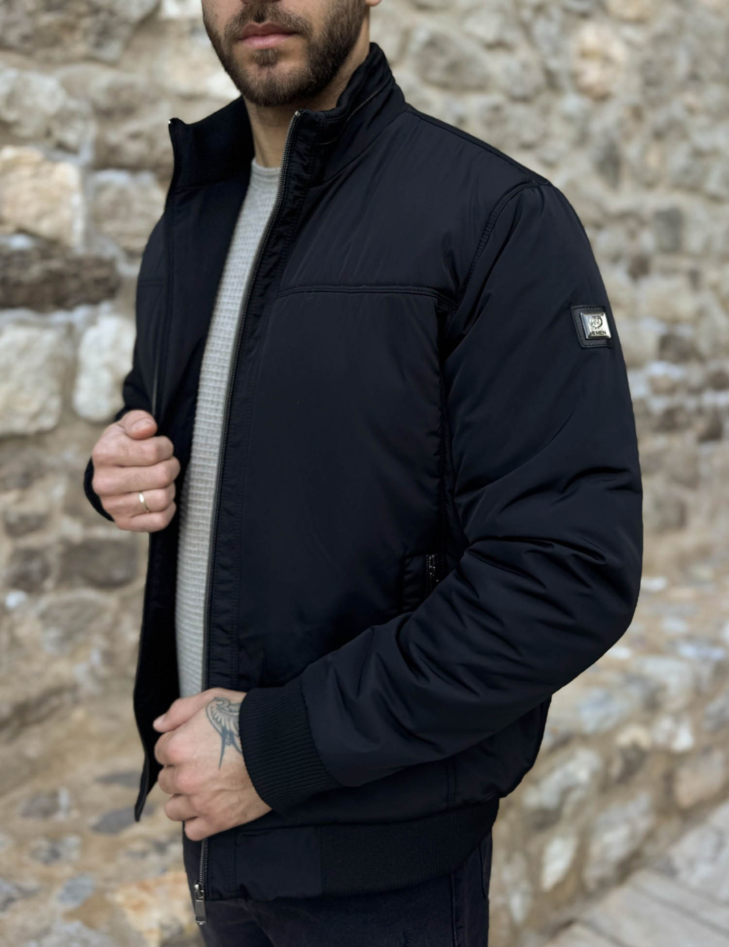 Ανδρικό μαύρο μπουφάν με γιακά και λάστιχο HM264044M φωτογραφία